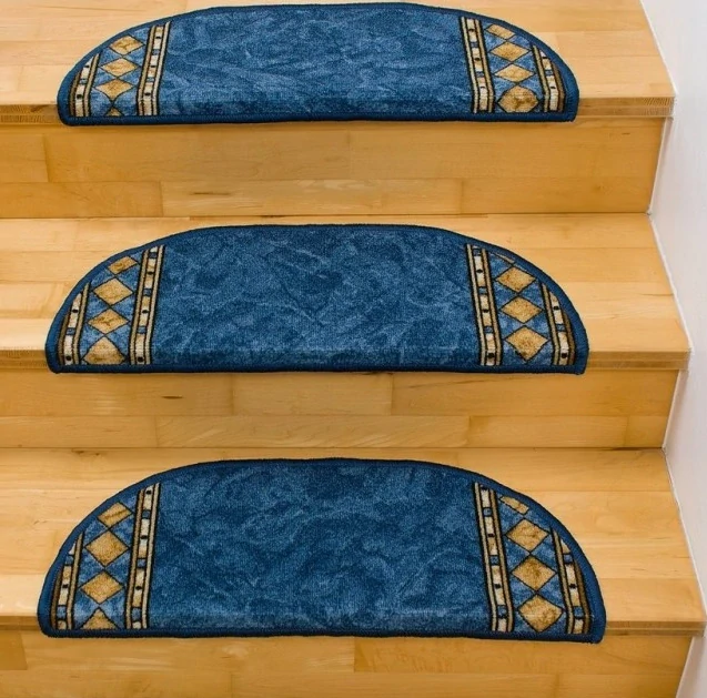 Protiskluzný nášlap na schody CHS25 bordový půlkruh 77 x 24cm +3cm ohyb