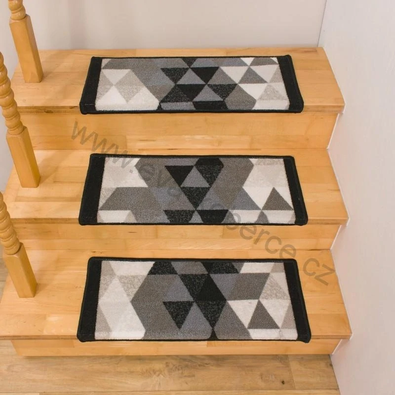 Protiskluzný nášlap na schody MG25 šedý 77 x 24cm půlkruh