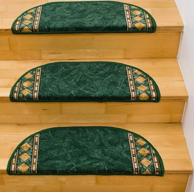 Protiskluzný nášlap na schody CHS25 bordový půlkruh 77 x 24cm +3cm ohyb