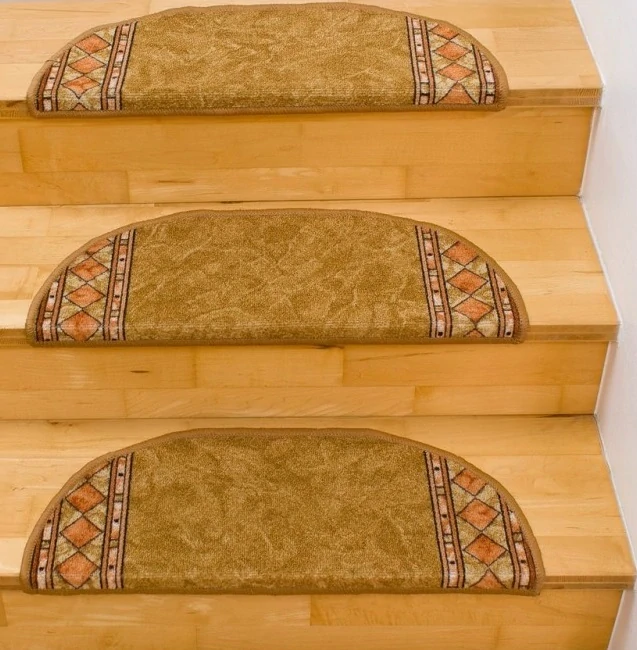 Protiskluzný nášlap na schody CHS25 bordový půlkruh 77 x 24cm +3cm ohyb